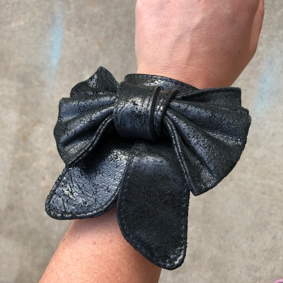 Sheng Tong Jewelry - Crackled Black Bow Adjustable Snap Wide Arm Cuff